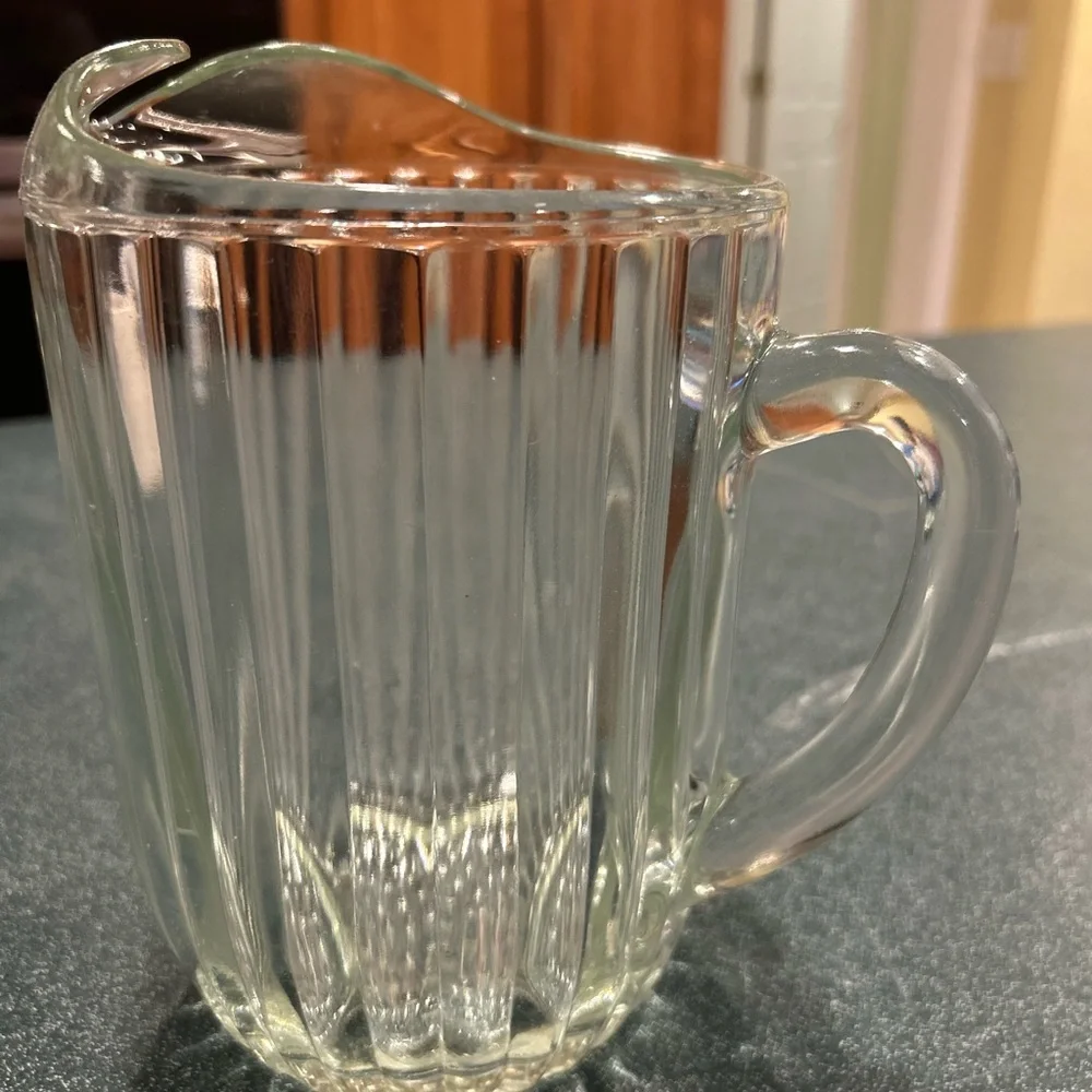 Glass beer pitcher with handle - Picture 3 of 3